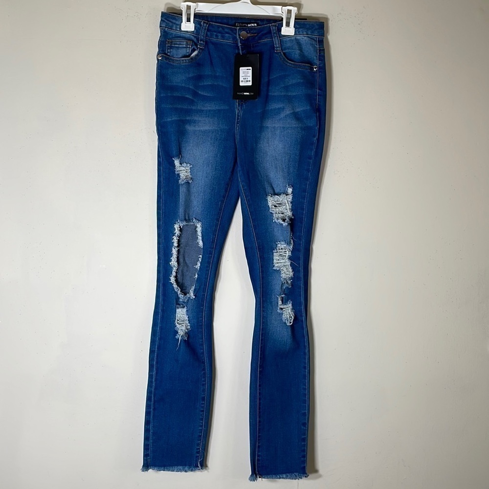 Fashion Nova High Rise Distressed Jeans Junior’s 3. NWT.